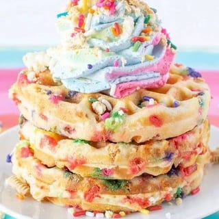 HAPPY BIRTHDAY WAFFLES (NUTTELLA STRAWBERRY)