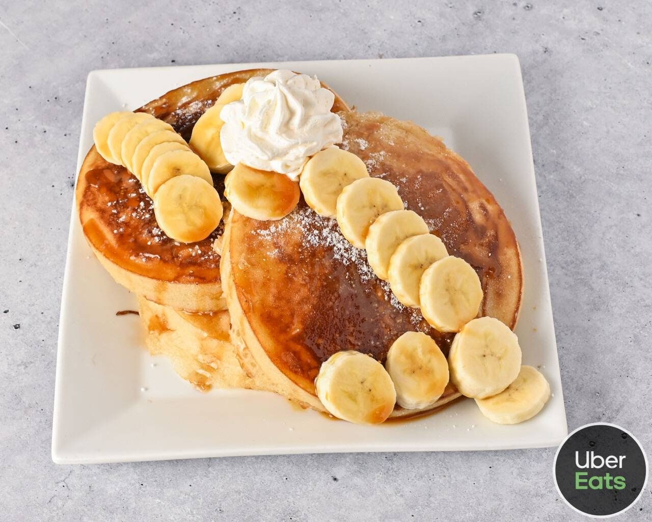 SALTED CARAMEL AND BANANAS PANCAKES.